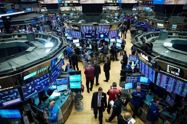 traders-professionals-opening-bell-New-York-Stock-Exchange-NYSE-January-2-2019.webp